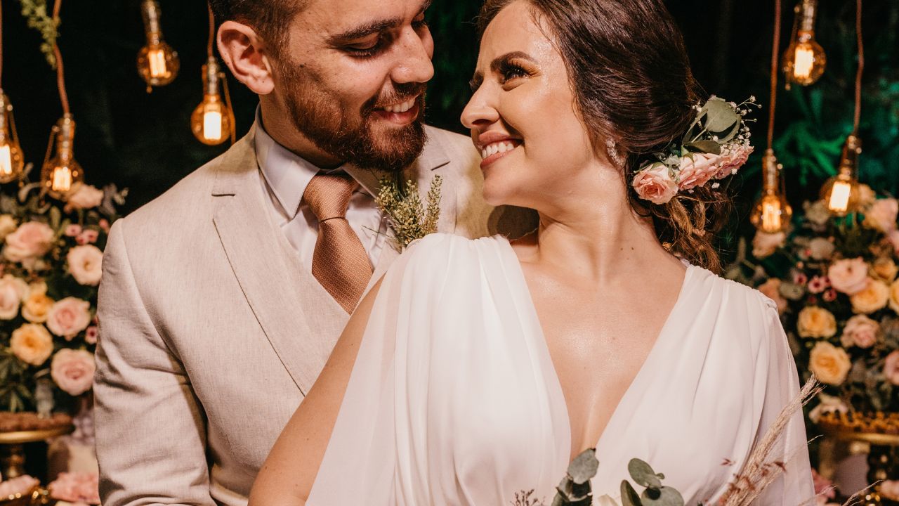 Writing a Hotwife Profile That Sparks Genuine Connection — Insights From SwingersNest Moderators ✅